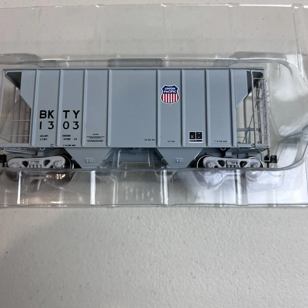 HO Scale Athearn Ready To Roll‎ UP/BKTY PS 2600 Covered Hopper 95552